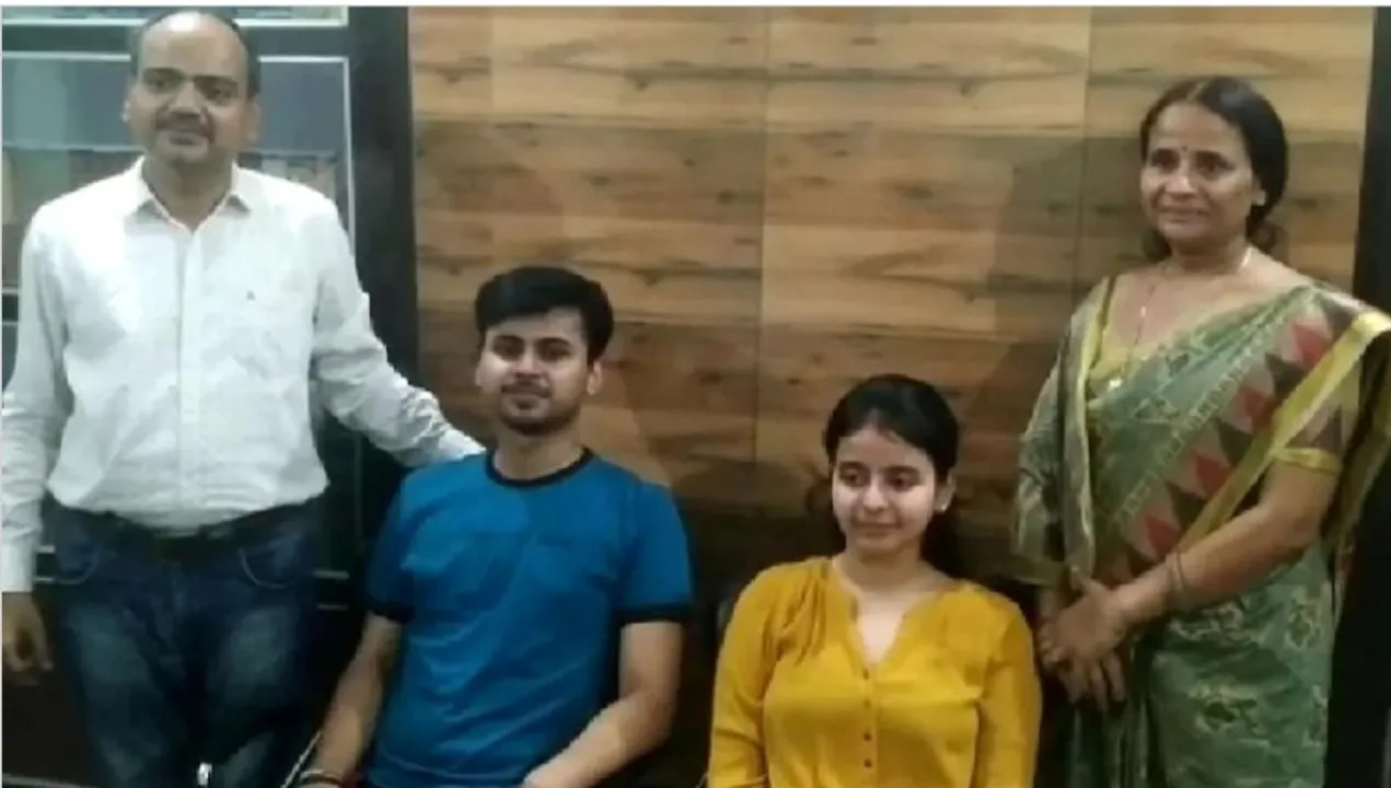  ଭଉଣୀ ସିଏ ପରୀକ୍ଷାରେ ୧ ନମ୍ବର ସ୍ଥାନରେ ରହିଥିବା ବେଳେ ୧୮ତମ ସ୍ଥାନରେ ରହିଛନ୍ତି ଭାଇ