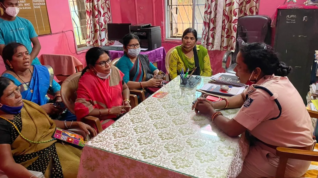  ଅଟୋରୁ ମହିଳାଙ୍କୁ ଫିଙ୍ଗି ଦେଇ ଚାଲିଯିବା ଘଟଣା : ଡାକ୍ତରଖାନାରେ ପୀଡ଼ିତା ମହିଳାଙ୍କୁ ଭେଟିଲା ବିଜେପି ମହିଳା ମୋର୍ଚ୍ଚା