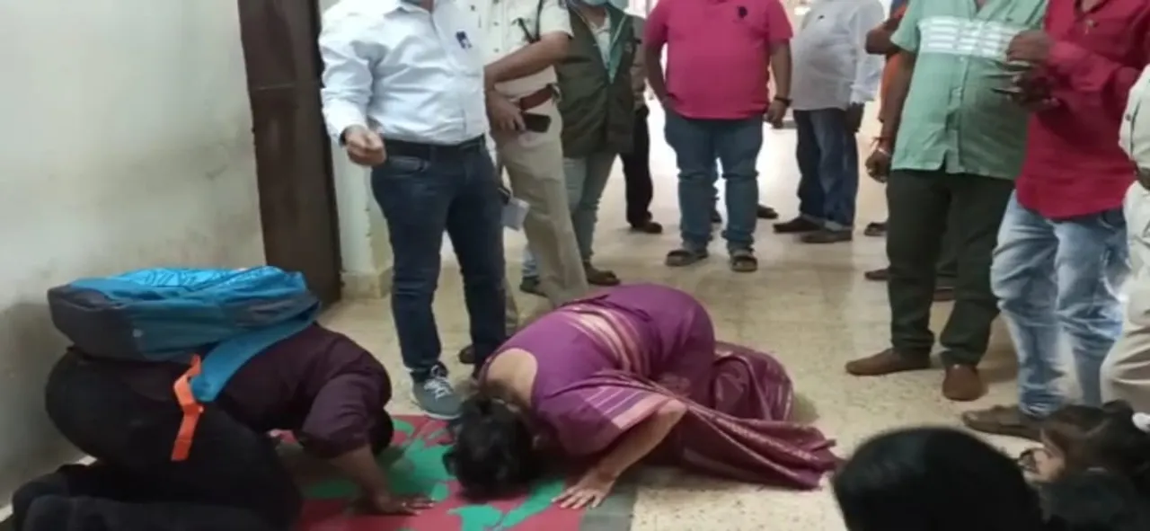  ସିଡିଏମଓଙ୍କ କାର୍ଯ୍ୟାଳୟରେ ହାଇଡ୍ରାମା : ଡାକ୍ତରଙ୍କୁ ମୁଣ୍ଡିଆ ମାରି ଓ ହାତ ଯୋଡ଼ି ଅନଶନରୁ ଉଠାଇଲେ ସିଡିଏମଓ