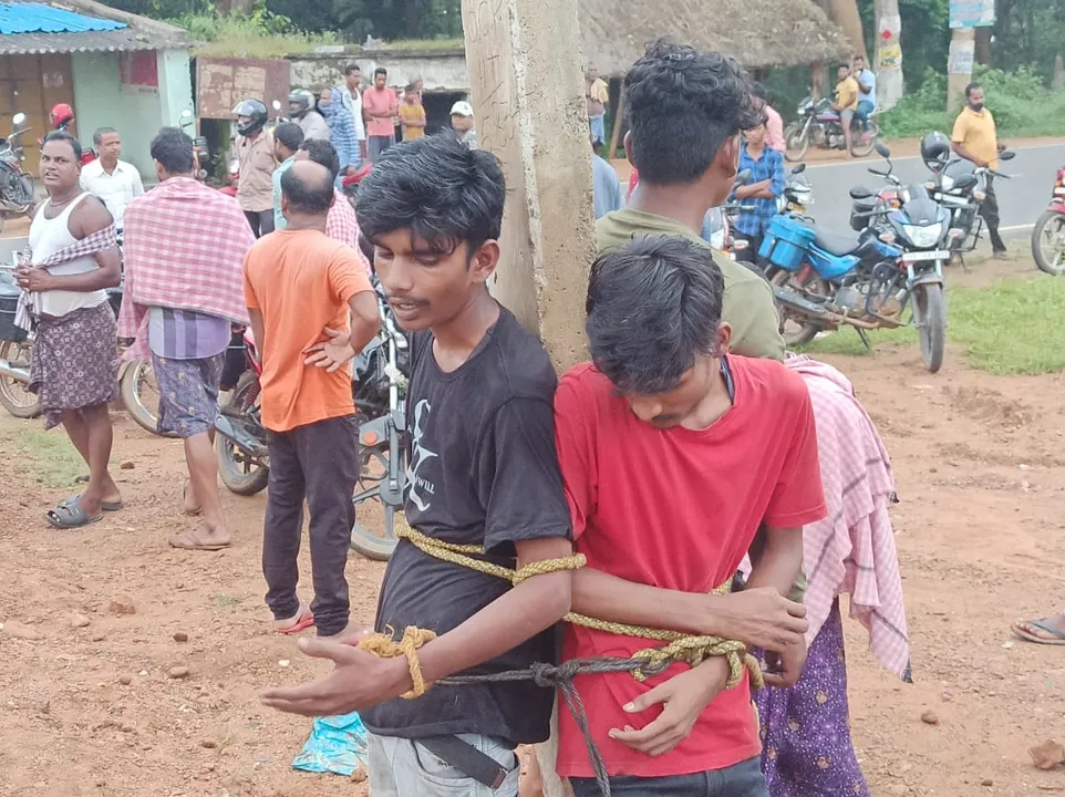  ଚୋରି କରୁଥିବା ବେଳେ ଧରାପଡ଼ି ଖୁଣ୍ଟରେ ବନ୍ଧାହେଲେ ତିନି ଯୁବକ