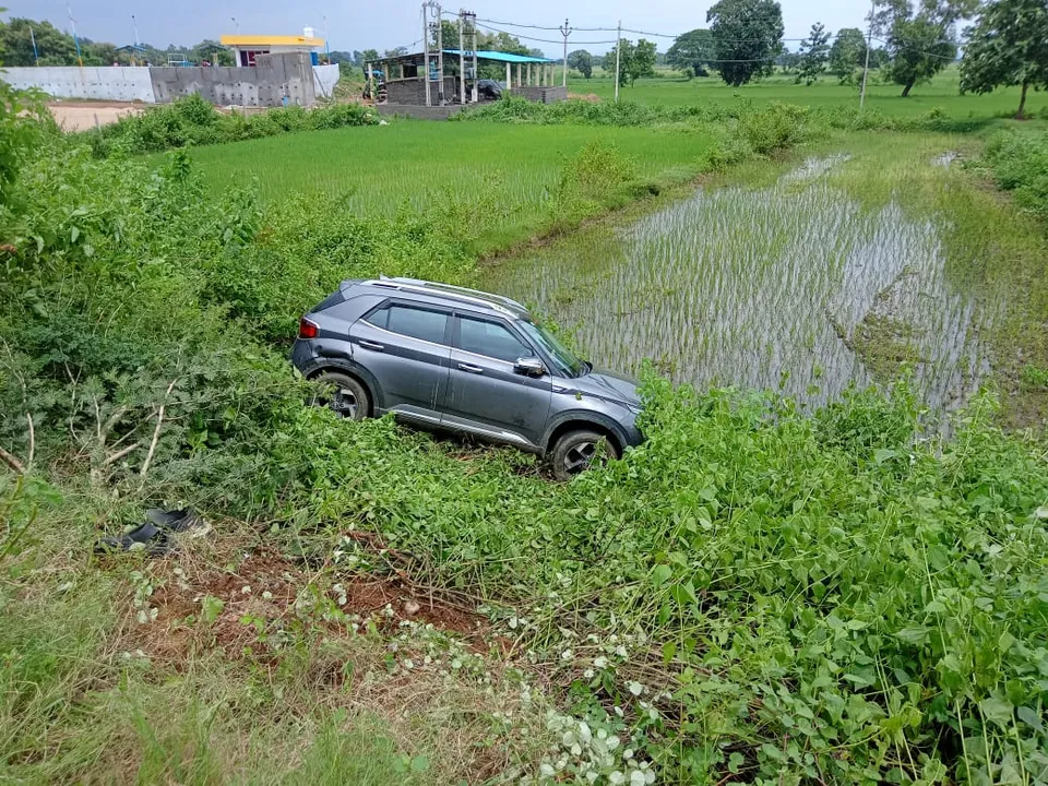  ବୃଦ୍ଧଙ୍କୁ ଧକ୍କା ଦେଇ କ୍ଷେତରେ ପଶିଲା କାର