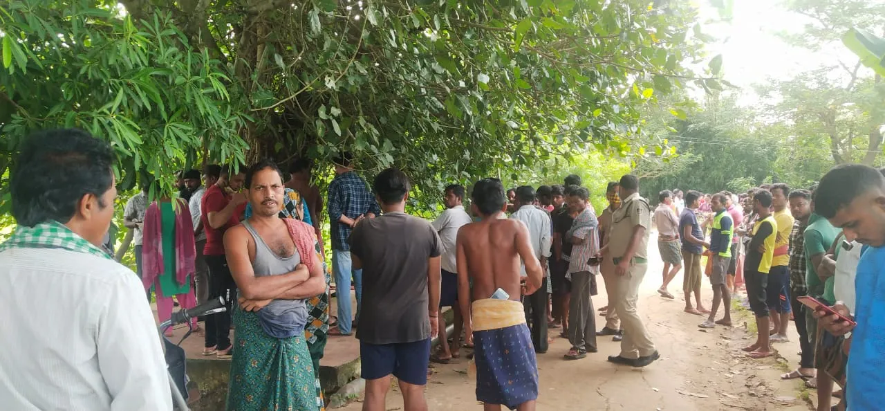  ଗାଁମୁଣ୍ଡ ବରଗଛରେ ଦଉଡ଼ି ଦେଇ ଯୁବକଙ୍କ ଆତ୍ମହତ୍ୟା