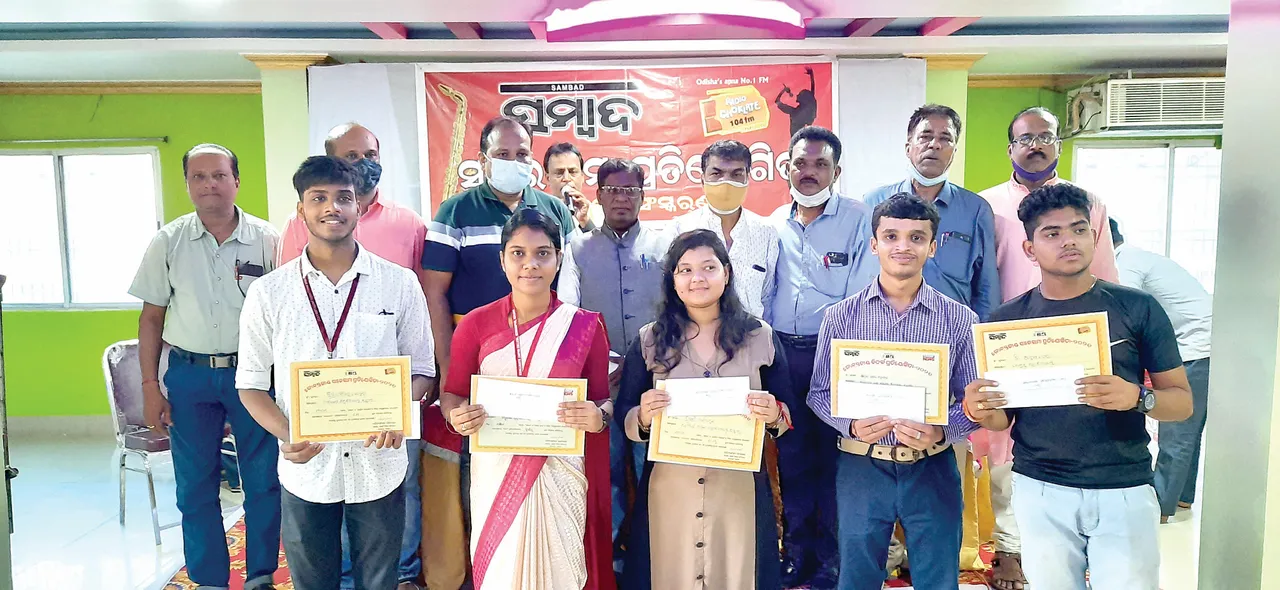  ବିତର୍କରେ ଅମ୍ବିକା, କାଜଲ, ପ୍ରଶାନ୍ତ ଏବଂ ସାରେଗାମାରେ ଶୁଭ୍ରସୌରଭ, ସନ୍ତୋଷ, ଶୁଭଶ୍ରୀ ପୁରସ୍କୃତ