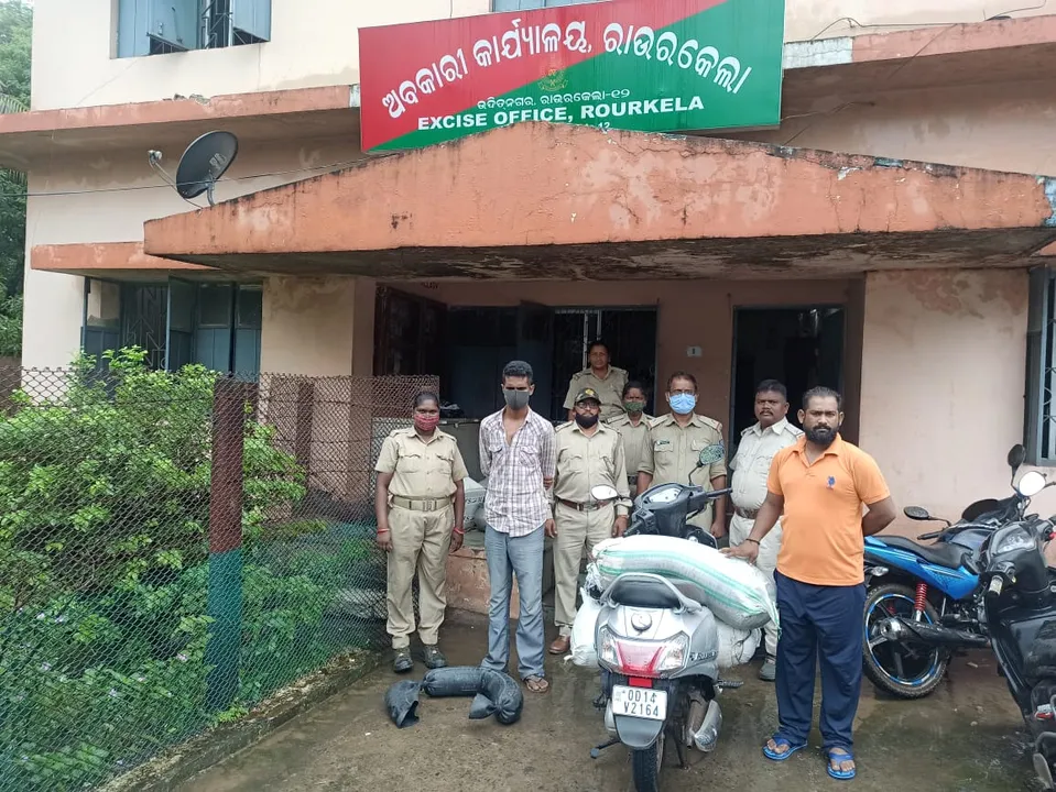  ୪ ଦେଶୀ ମଦ ବେପାରି ଗିରଫ, ୨୧୪ ଲିଟର ଦେଶୀ ମଦ-ସ୍କୁଟି ଜବତ
