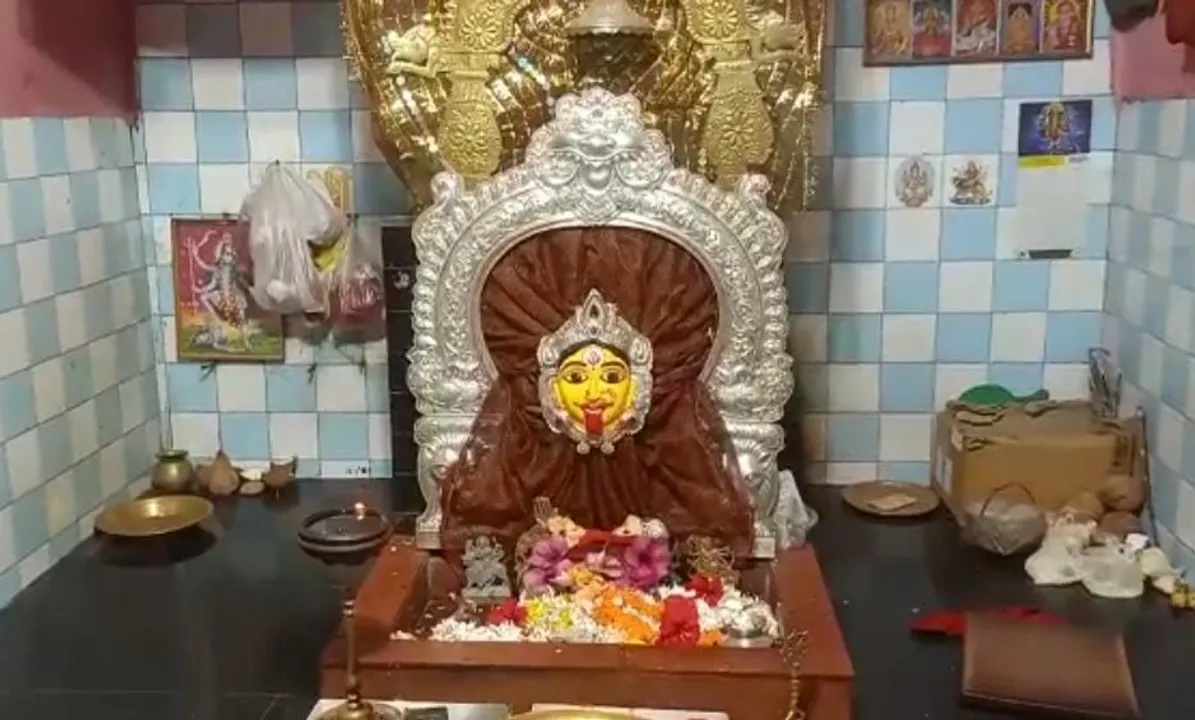  ମା'ଙ୍କ ମନ୍ଦିରରୁ ଲୁଟିନେଲେ ସାଢ଼େ ଦୁଇ ତୋଳା ସୁନା ଏବଂ ୩୦ ତୋଳା ରୂପା ଅଳଙ୍କାର