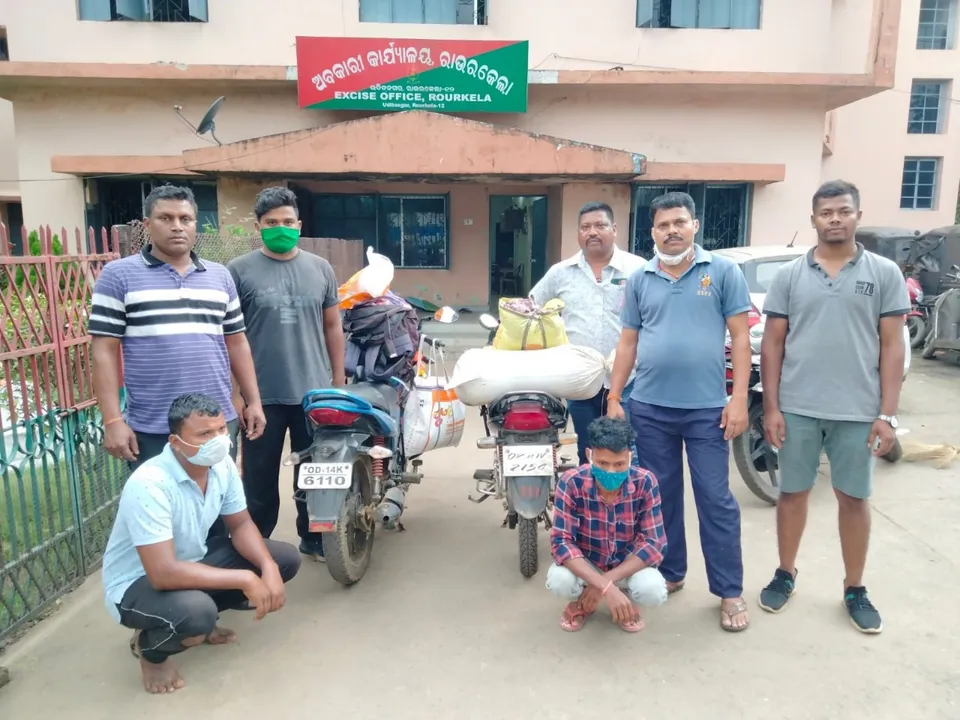  ମଦ ସହ ୨ମୋଟରବାଇକ୍‌ ଜବତ: ୭ ଗିରଫ