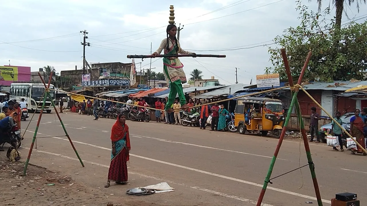 ପେଟ ପାଇଁ ନାଟ: କଅଁଳ ବୟସରେ ବାଉଁଶ ରାଣୀ ଖେଳ