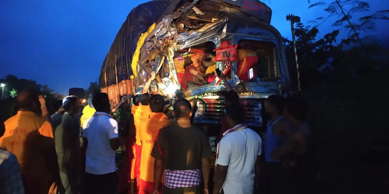  ଟ୍ରକକୁ ମୁହାଁମୁହିଁ ଧକ୍କା ମାରି ଓଲଟିଲା କଣ୍ଟେନର୍: ୨ ଆହତ
