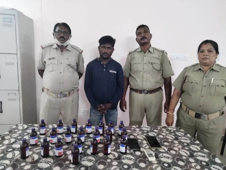  ୨୨ ବୋଟଲ କଫ୍ ସିରପ୍‌ ଜବତ, ଜଣେ ଗିରଫ