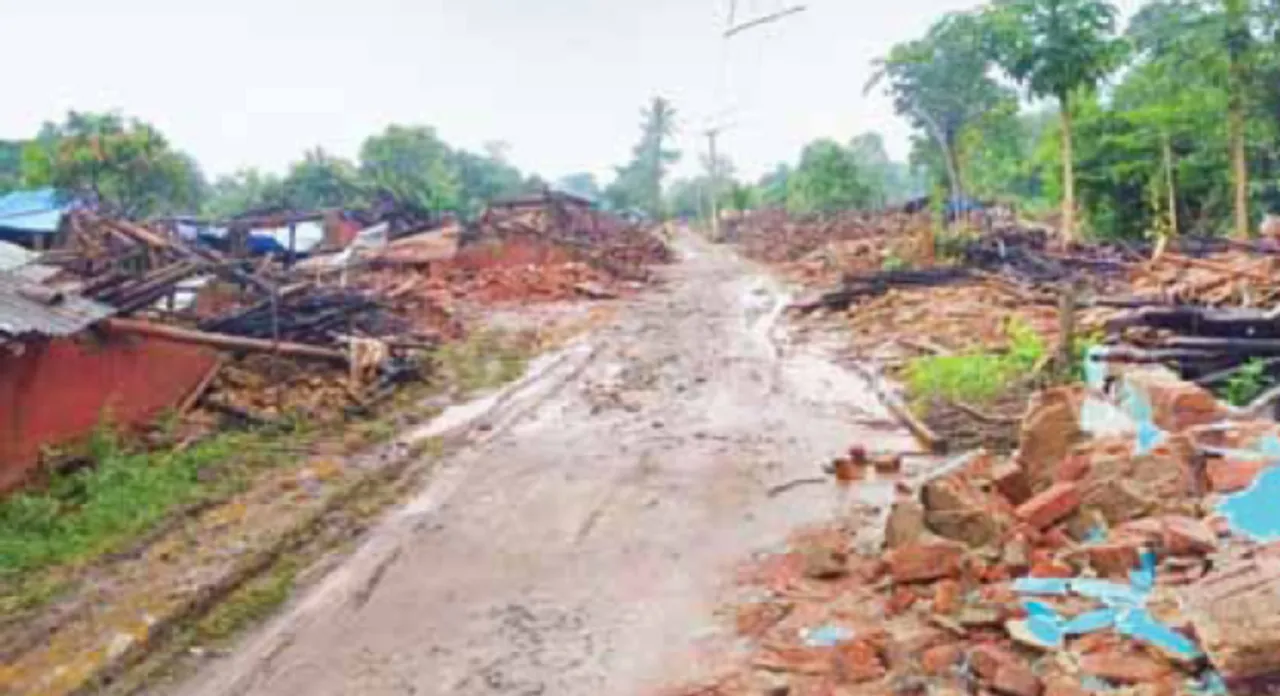  ପୁଲିସ୍‌ ଉପସ୍ଥିତରେ ପ୍ରଶାସନ ଭାଙ୍ଗିଦେଇଛି ଘର, ବର୍ଷାରେ ଭିଜୁଛନ୍ତି କାନପୁର ପ୍ରକଳ୍ପ ବିସ୍ଥାପିତ