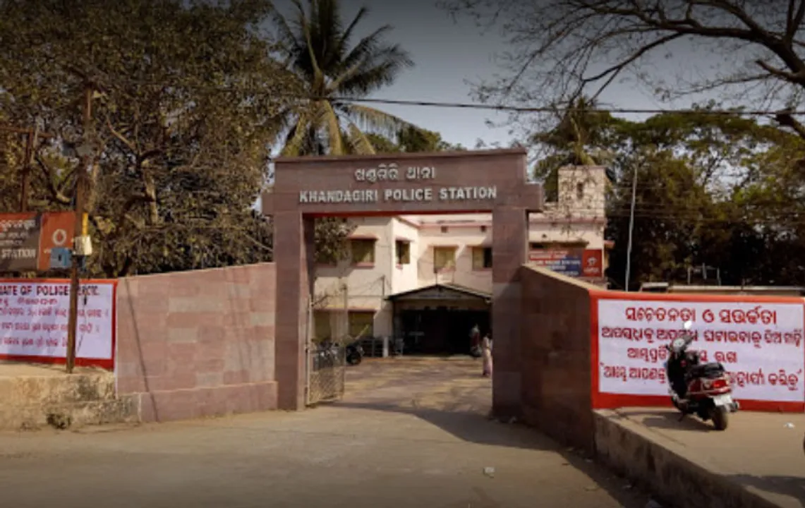  ପ୍ରେମିକକୁ ବିବାହ ପାଇଁ ଜିଦ୍ ଧରି ଥାନାରେ ବସିଲେ ପ୍ରେମିକା, ପୁଲିସ ହସ୍ତକ୍ଷେପ ପରେ ହେଲା ସମାଧାନ
