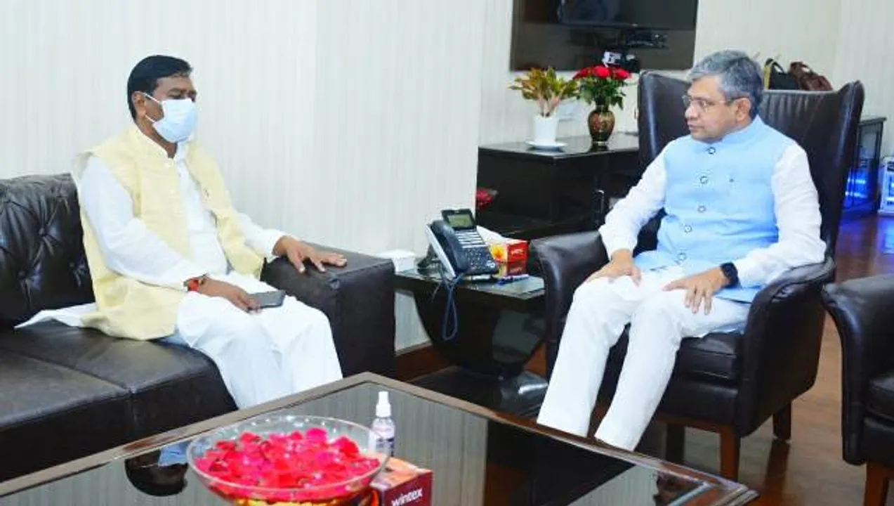  ମୟୂରଭଞ୍ଜରେ ରେଳ ଭିତ୍ତିଭୂମିର ବିକାଶ ନେଇ ରେଳମନ୍ତ୍ରୀଙ୍କୁ ଭେଟିଲେ କେନ୍ଦ୍ରମନ୍ତ୍ରୀ ବିଶ୍ଵେଶ୍ଵର ଟୁଡୁ