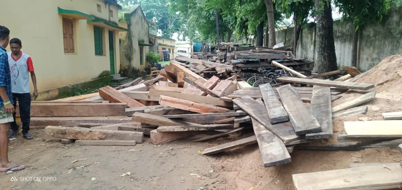  ସୀମାନ୍ତ ଗାଁରେ ବନବିଭାଗର ଚଢ଼ଉ: ୧୪ ଲକ୍ଷର ମୂଲ୍ୟବାନ କାଠ, ଆସବାବପତ୍ର ଜବତ