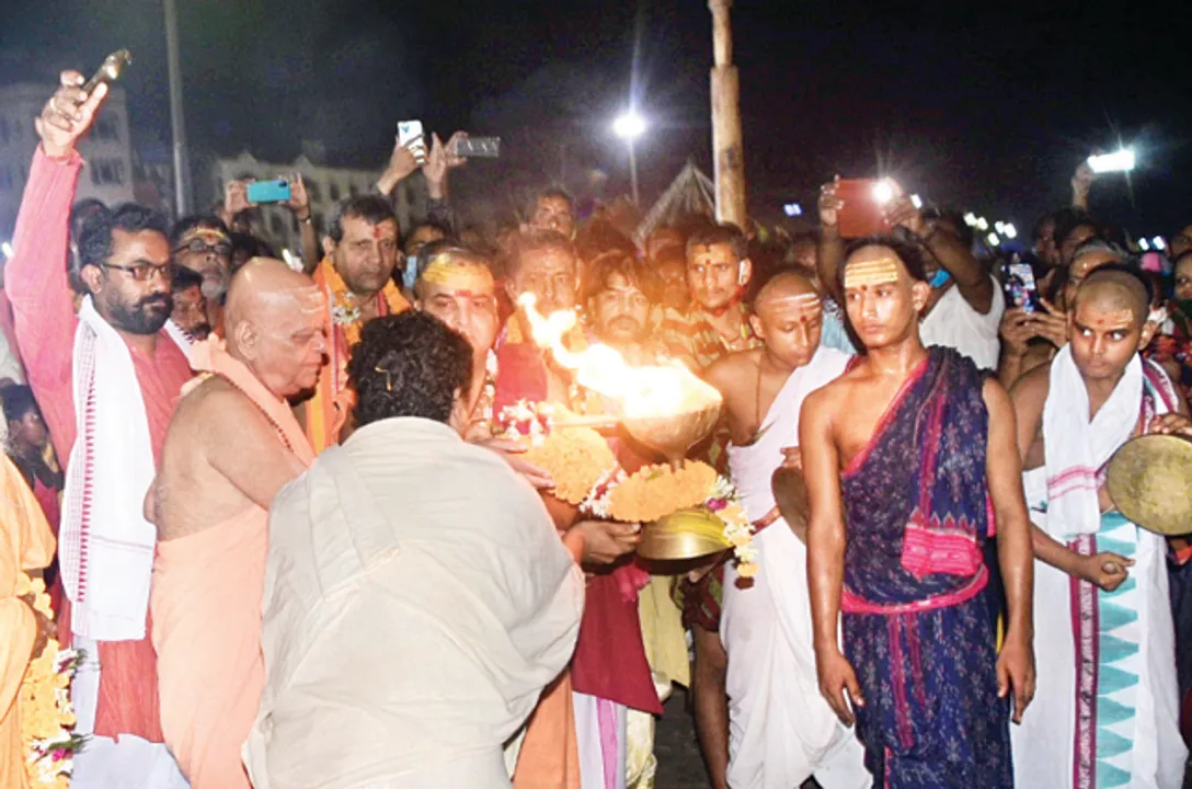 ଚତୁର୍ମାସ ବ୍ରତ ସମାପନ କଲେ ଶଙ୍କରାଚାର୍ଯ୍ୟ, ଶ୍ରୀକ୍ଷେତ୍ର ବାହାରେ ଭୂମି ସ୍ପର୍ଶ ସହ ମହୋଦଧି ଆଳତି କରି ମଠକୁ ଫେରିଲେ