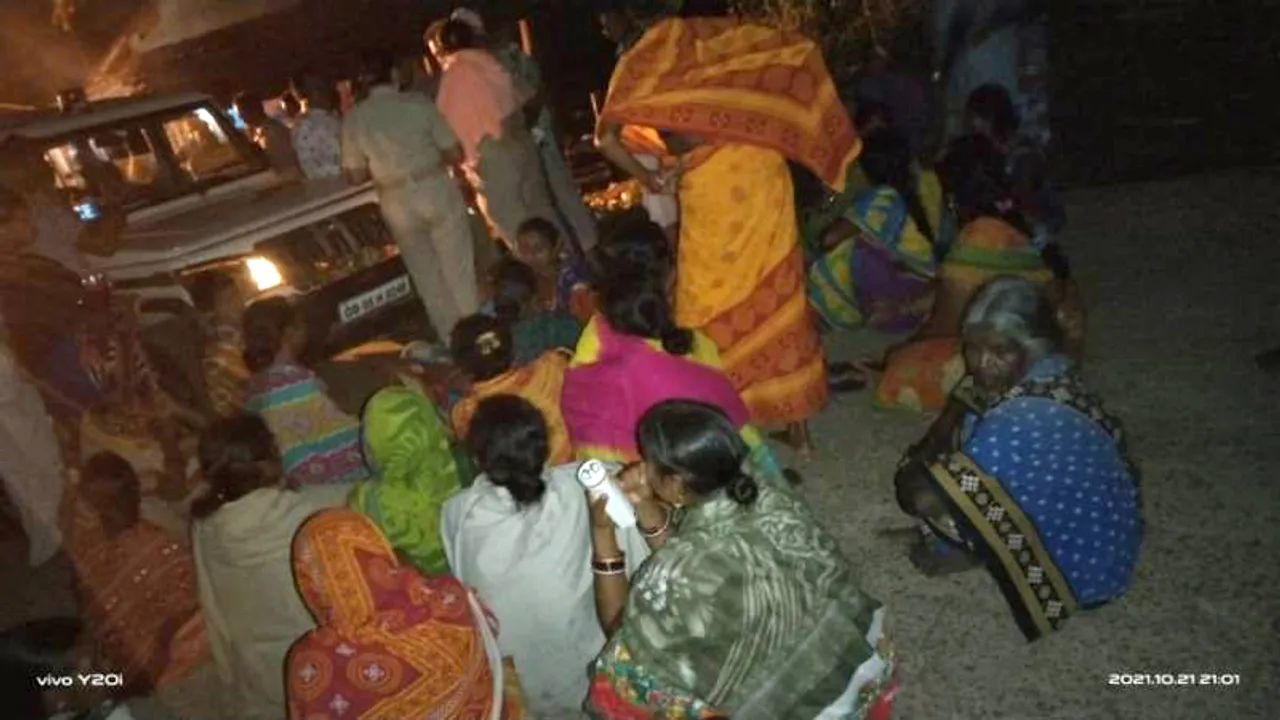  ଗଛରୁ ଚତୁର୍ଥ ଶ୍ରେଣୀ ଛାତ୍ରୀଙ୍କ ଶବ ଉଦ୍ଧାର ଘଟଣା: ସାଦା କାଗଜରେ ଦସ୍ତଖତ ନେଉଥିବା ବେଳେ ଉତ୍ତେଜନା, ପୁଲିସକୁ ଅଟକ ରଖିଲେ ଗ୍ରାମବାସୀ