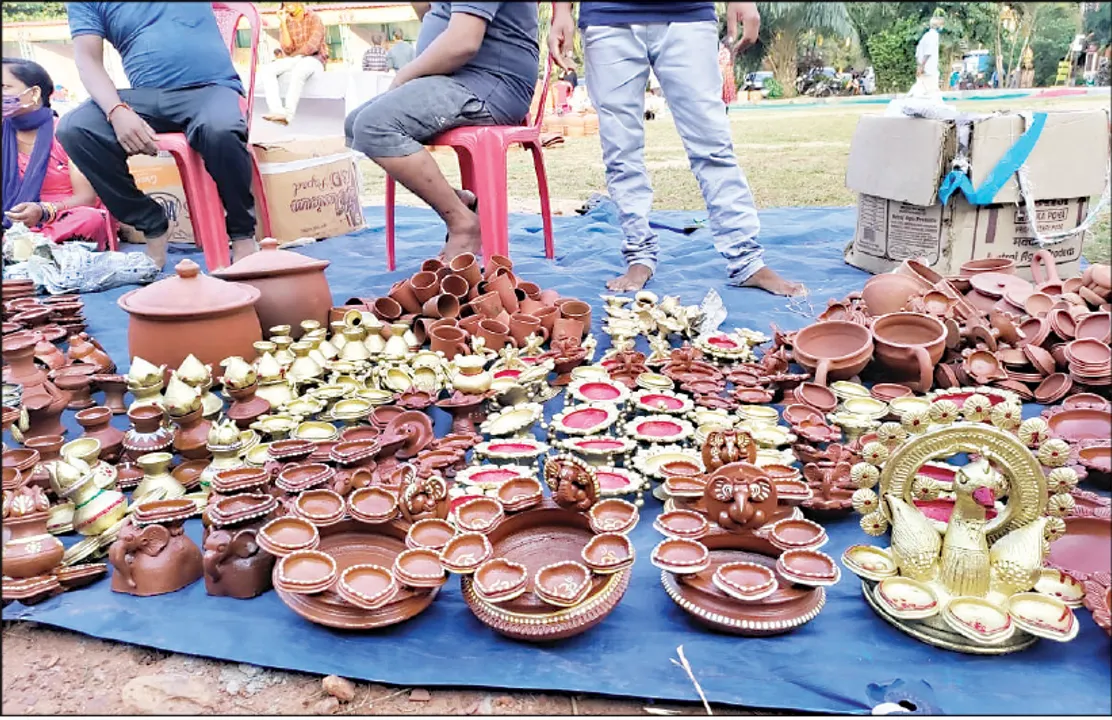  ଆସୁଛି ଦୀପାବଳି: ଏକାମ୍ର ହାଟରେ ଦୀପର ପସରା, ଆକର୍ଷିତ କରୁଛି ମ୍ୟାଜିକ୍‌ ଦୀପ