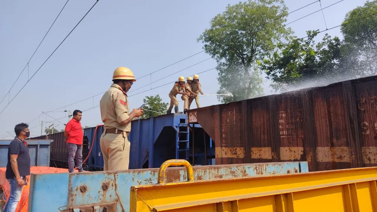  କୋଇଲା ବୋଝେଇ ଟ୍ରେନ୍‌ରେ ନିଆଁ