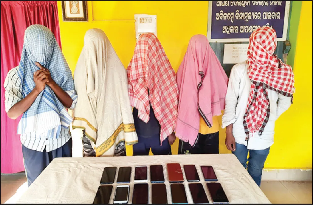  ୨ଭାଇଙ୍କ ସମେତ ୫ ଲୁଟେରା ଗିରଫ: ୧୪ ମୋବାଇଲ୍ ଓ ସ୍କୁଟି ଜବତ