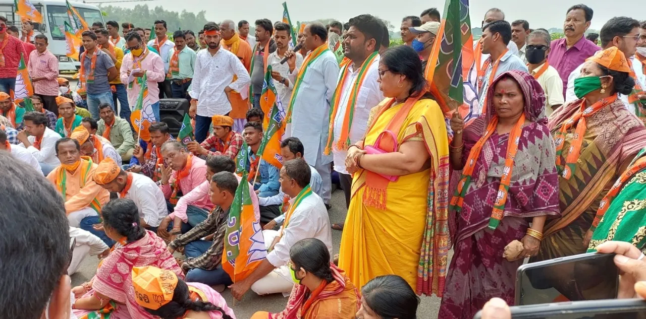  ମମିତା ହତ୍ୟାକାଣ୍ଡ: ଏସ୍‌ପି ଅଫିସ ସମ୍ମୁଖରେ ବିଜେପିର ବିକ୍ଷୋଭ, ପୁଲିସ ସହ ଧସ୍ତାଧସ୍ତି