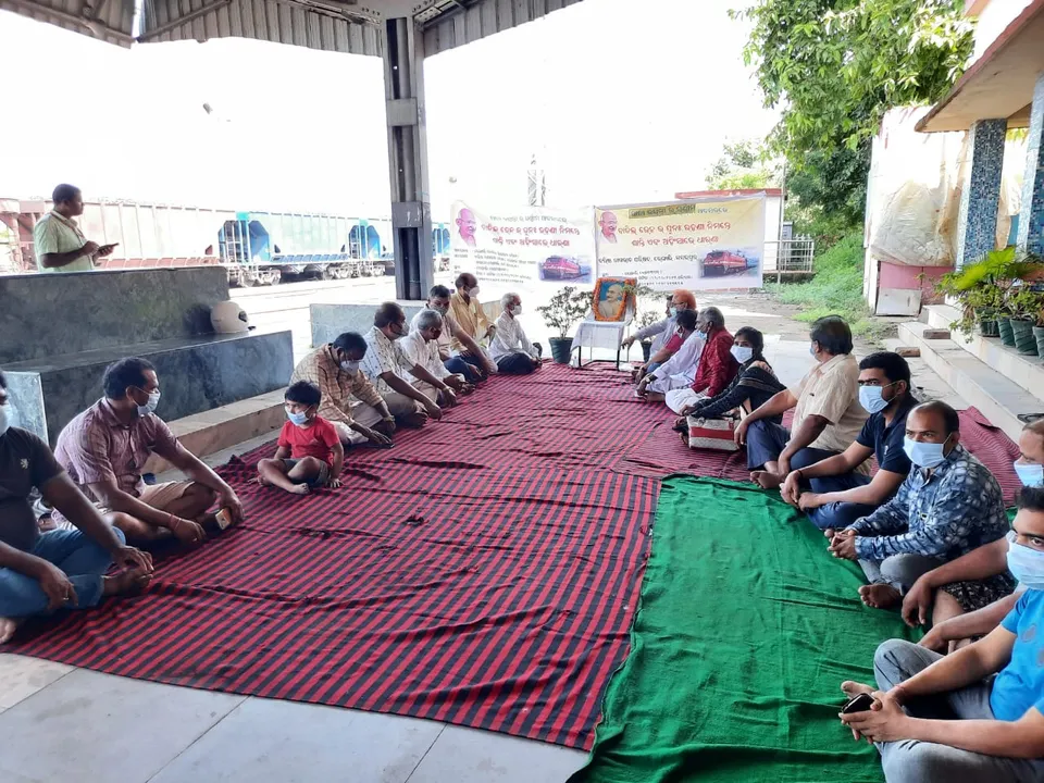  ସମ୍ବଲପୁର: ରେଳ ରହଣୀ ଦାବିରେ ରେଙ୍ଗାଳିରେ ଧାରଣା