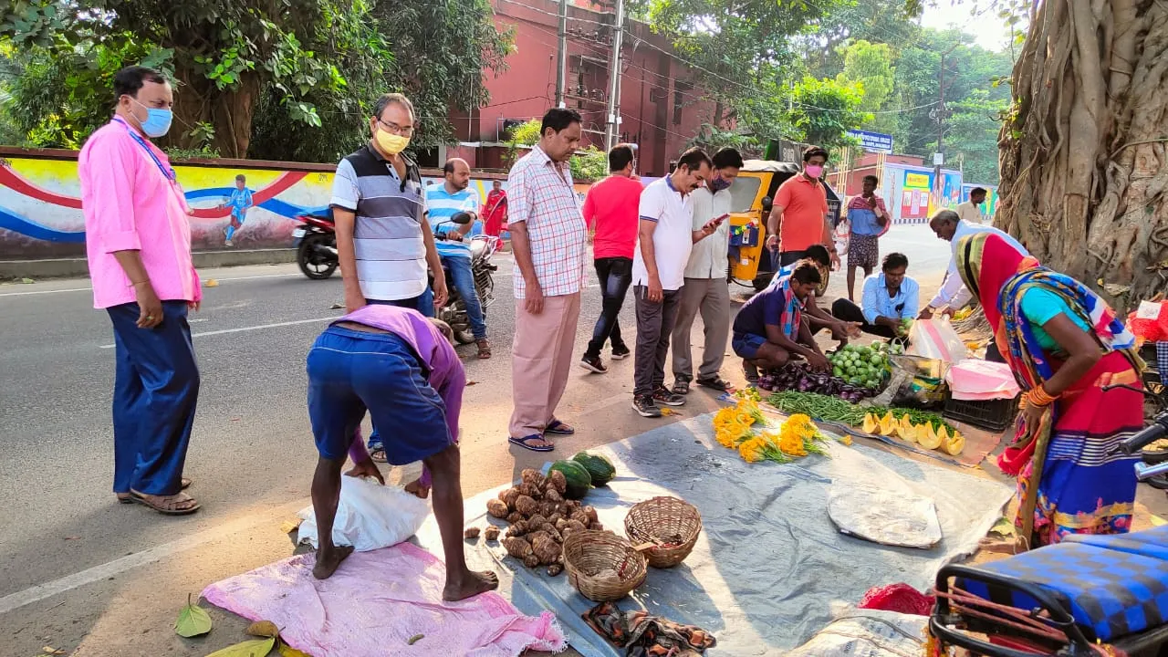  ରାସ୍ତାକଡ ପରିବା ବ୍ୟବସାୟୀଙ୍କ ସ୍ଥାନାନ୍ତର କଲା ପ୍ରଶାସନ,ପୁଣି ଫେରିଲେ ଦେବେ ୩୦୦ ଜରିମାନା