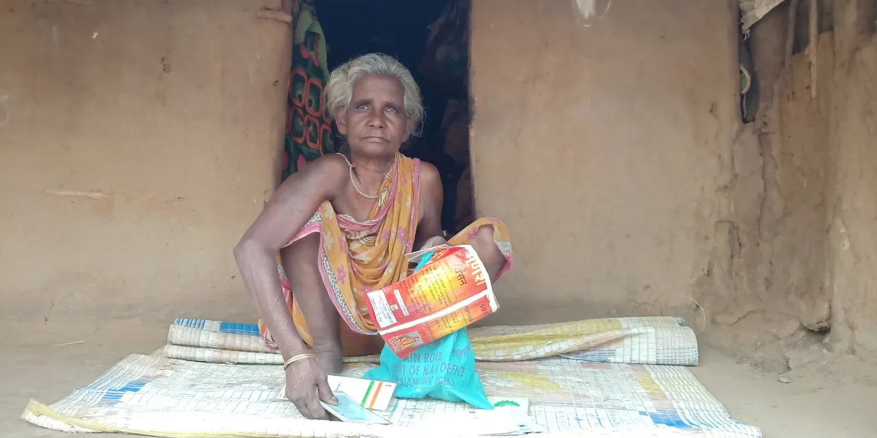  ‘ବେଲ ପାଚିଲେ କାଉର କି ଯାଏ’: ଦୁଇ ଜିଲ୍ଲାରେ ରହିଛି ଦୁଇଟି ରାସନକାର୍ଡ ତଥାପି ଚାଉଳ ପାଇବାରୁ ବଞ୍ଚିତ