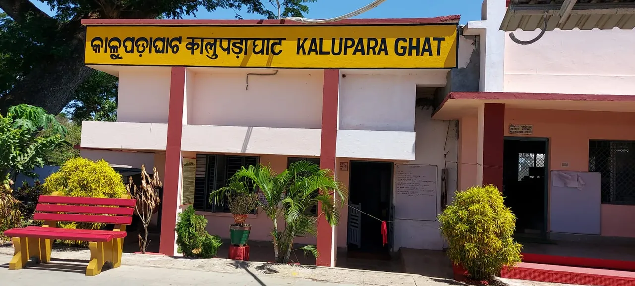 ଟ୍ରେନ ବଗିରେ ଚଢି ଅଣ-ଓଡ଼ିଆ ଯୁବକଙ୍କ ଆତ୍ମହତ୍ୟା ଉଦ୍ୟମ, ବିଦ୍ୟୁତ ସଂଯୋଗ କାଟି ଉଦ୍ଧାର !