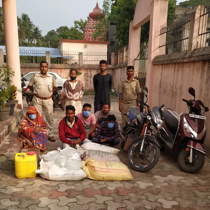  ଦେଶୀ ମଦ ସହ ବାଇକ ଓ ସ୍କୁଟି ଜବତ, ୫ ଗିରଫ ଫଟୋ