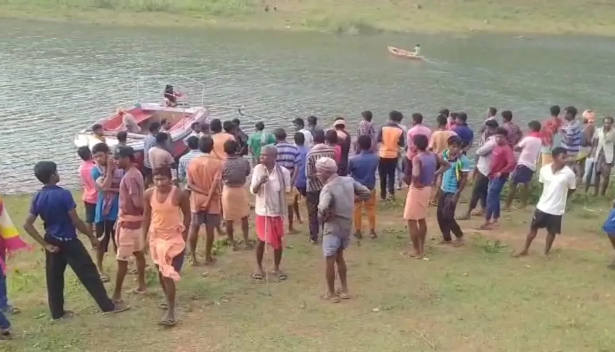 ଦାରିଦ୍ର୍ୟର ତାଡ଼ନା: ଦୁଇବେଳା ଖାଦ୍ୟ ଯୋଗାଡ କରିନପାରିଲେ ନାହିଁ, ୬ ବର୍ଷର ଝିଅକୁ ଛାଡି ଆତ୍ମହତ୍ୟା କଲେ ଯୁବକ