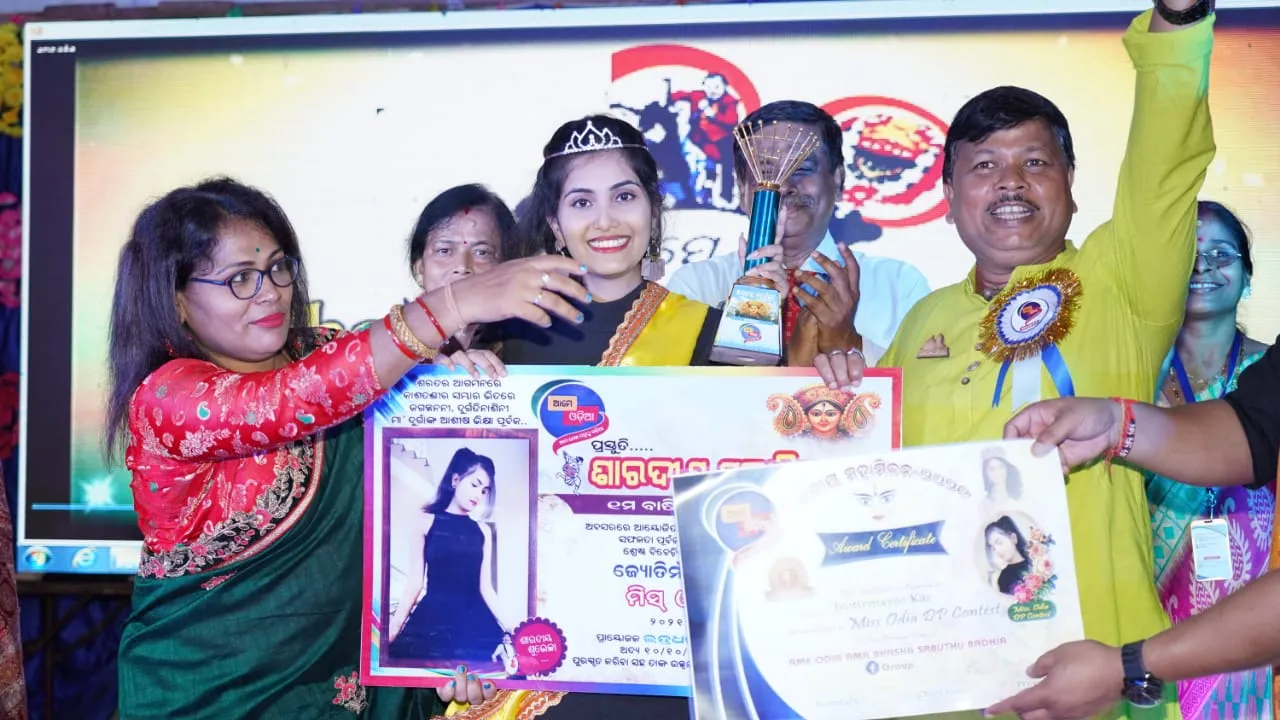  କଣ୍ଟାବାଞ୍ଜି ଝିଅ ମୁଣ୍ଡରେ ମିସ୍ ଓଡ଼ିଆ ମୁକୁଟ