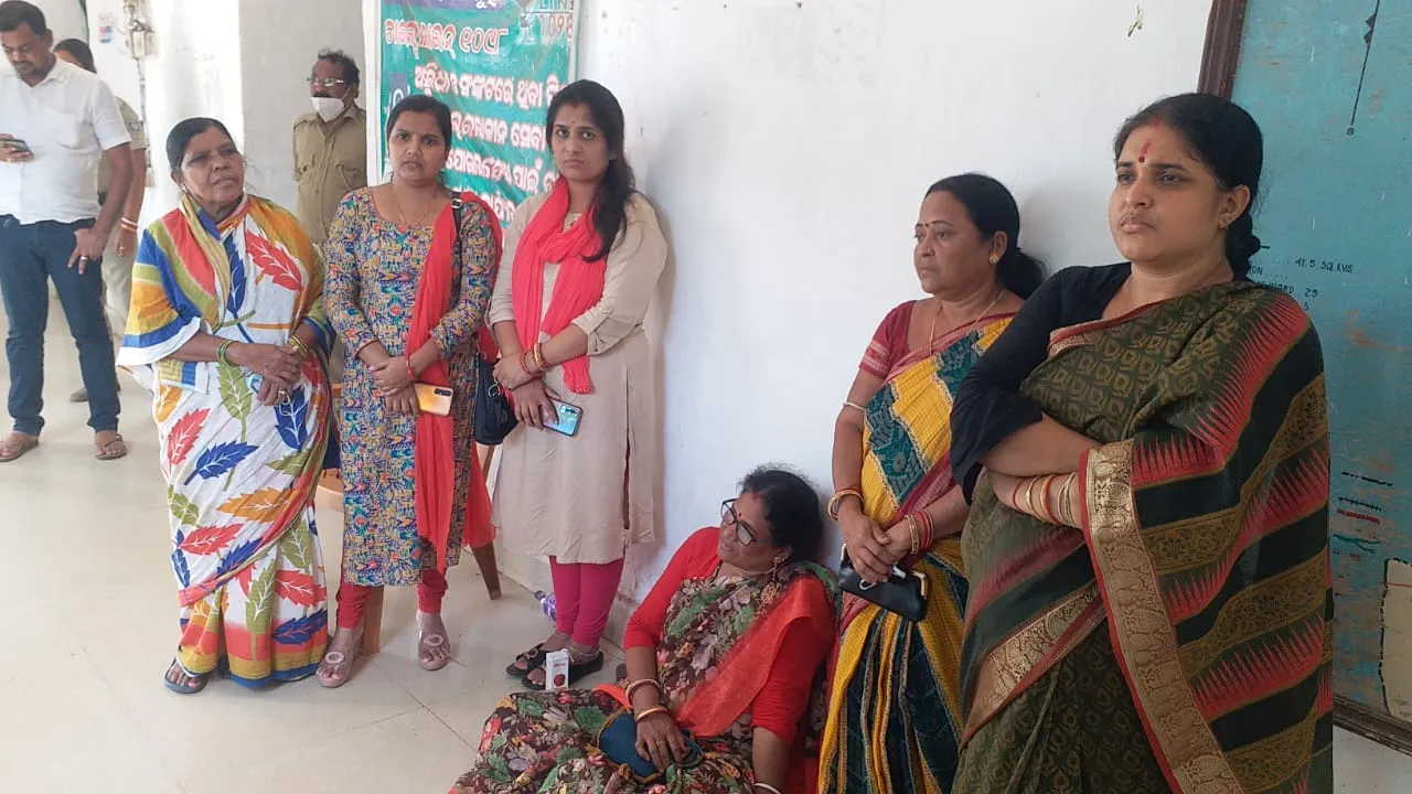  ଥାନାରେ ଅଟକ ରହିଲେ ଏକାଧିକ ନେତା, ନେତ୍ରୀ
