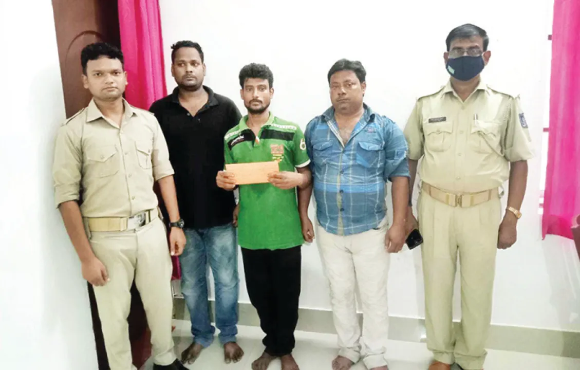  ବ୍ରାଉନ୍‌ସୁଗାର୍‌ କାରବାରରେ ସ୍କୁଲ୍‌ ଶିକ୍ଷକ, କିରାଣି; ୩ ଜଣଙ୍କୁ ଗିରଫ କଲା ପୁଲିସ