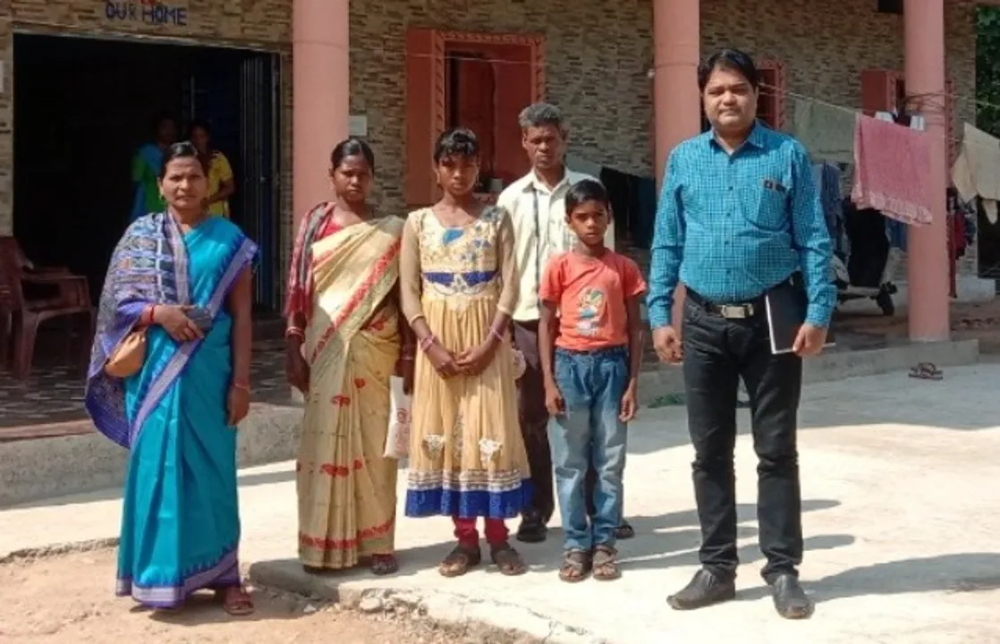  ଦାରିଦ୍ର୍ୟ ଆଗରେ ହାର ମାନି ନାହାନ୍ତି ସୁମିତ୍ରା: ମାଛ ଧରି ଭାଇକୁ ପଢ଼ାଉଥିଲେ ପାଠ