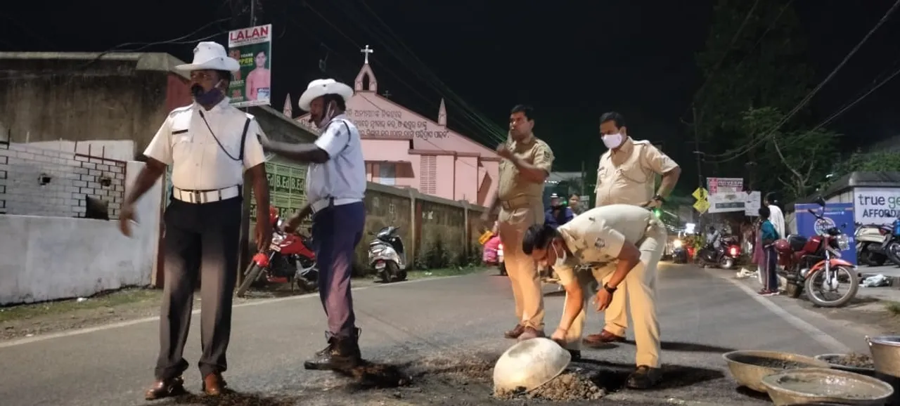  ଶୋଇଛି ପ୍ରଶାସନ, ରାସ୍ତା ମରାମତି କଲା ପୁଲିସ