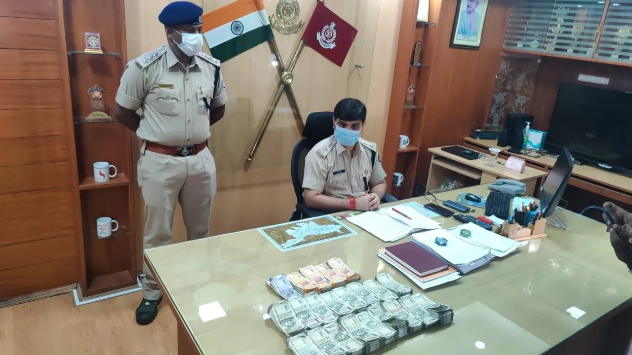  ବ୍ୟବସାୟୀଙ୍କ ଗାଡ଼ି ଡିକିରୁ ଟଙ୍କା ଲୁଟ୍‌ ଘଟଣା: ୯ଲକ୍ଷ ୪୦ହଜାର ଜବତ, ଜଣେ ଗିରଫ