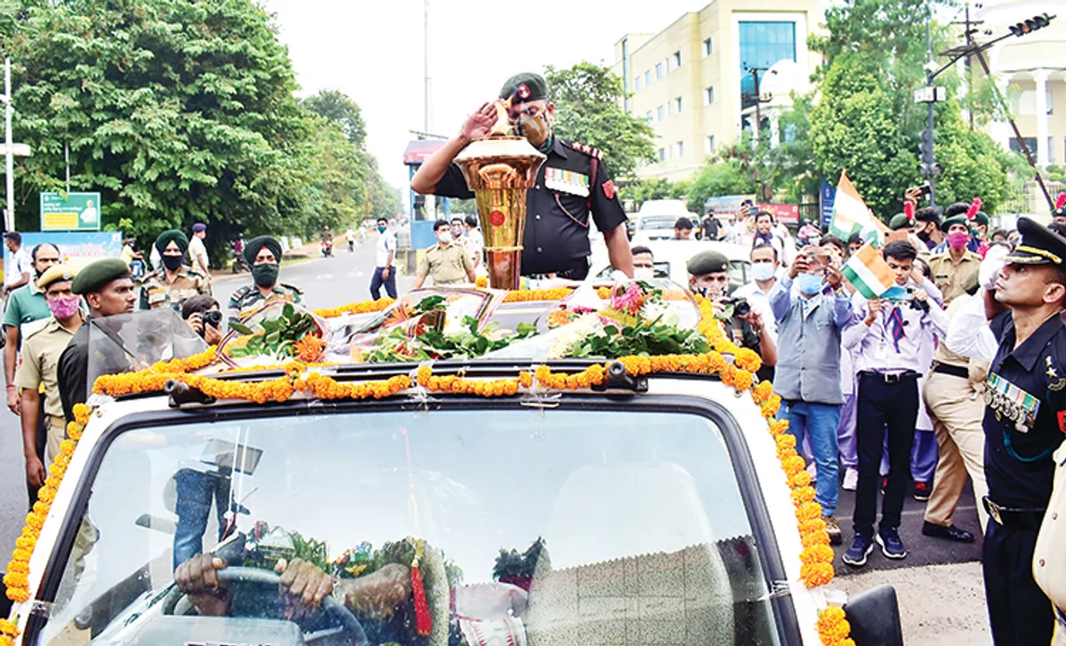  ଭୁବନେଶ୍ବରରେ ପହଞ୍ଚିଲା ସ୍ବର୍ଣ୍ଣିମ ବିଜୟ ମଶାଲ: ଜୟ ଯବାନ ଧ୍ବନିରେ ପ୍ରକମ୍ପିତ ହେଲା ଗଗନପବନ