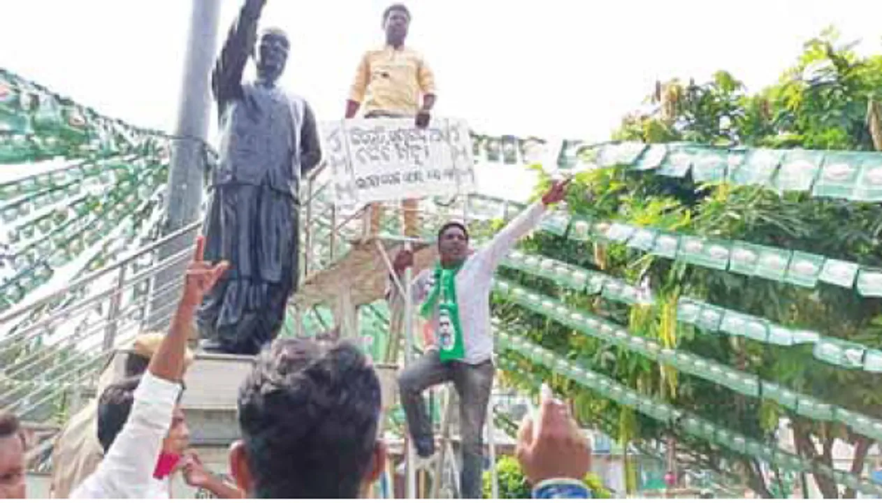  ପ୍ରତିବାଦ ଆଳରେ ସୀମା ଟପିଲେ: ବିଜୁବାବୁଙ୍କ ପ୍ରତିମୂର୍ତ୍ତି ପ୍ରତି ଅସମ୍ମାନ