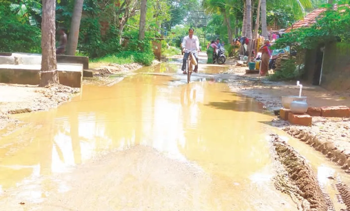  ଡ୍ରେନେଜ୍ ନାହିଁ, ନିଷ୍କାସିତ ହେଉନି ପାଣି: ଅସରାଏ ବର୍ଷା ହେଲେ ଗାଁ ଦାଣ୍ତରେ ଲହଡ଼ି ମାରୁଛି ପାଣି