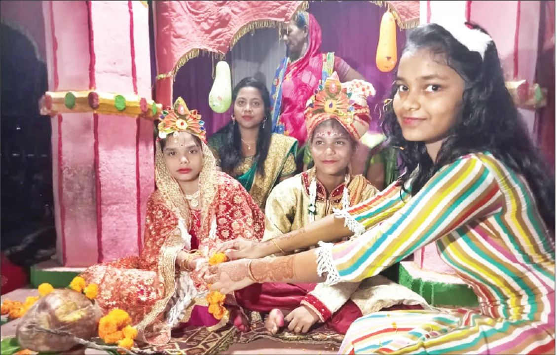  କୁଆଁର  ପୂନେଇରେ  ଉତ୍ସବ ମୁଖର ସିଙ୍ଗିରିଶାସନ: ଖେଳରେ ଖେଳରେ କୁଆଁରୀ ବାହାଘର