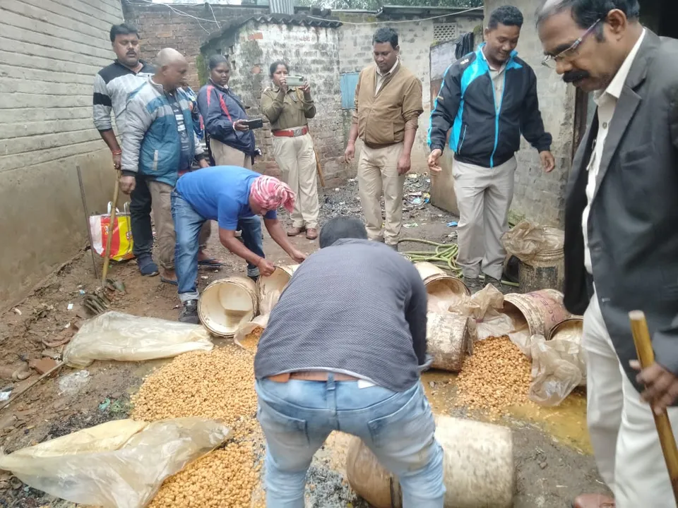  ଦେଶୀ ମନ୍ଦ ବକ୍ରି ବେଳେ ଧରାପଡ଼ିଲେ ୯