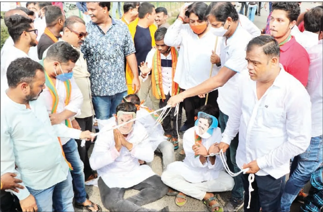  ମୁଖ୍ୟମନ୍ତ୍ରୀ, ଆଇନମନ୍ତ୍ରୀ, ଗୃହମନ୍ତ୍ରୀଙ୍କ ମୁଖା ପିନ୍ଧାଇ ରାସ୍ତାରେ ଚଲାଇଲେ