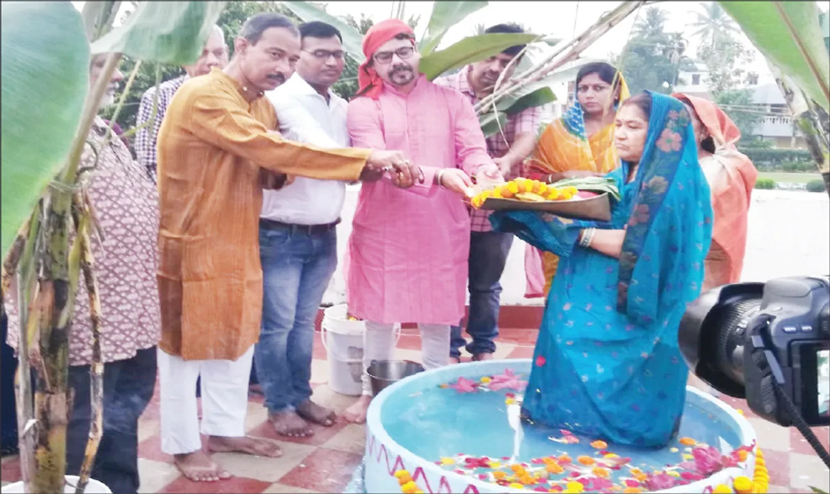  କୋଭିଡ୍‌ କଟକଣାରେ ‘ଛଟ୍‌’ ଛାତ ଉପରେ ଅସ୍ଥାୟୀ ଜଳାଶୟରେ ପାଳିଲେ