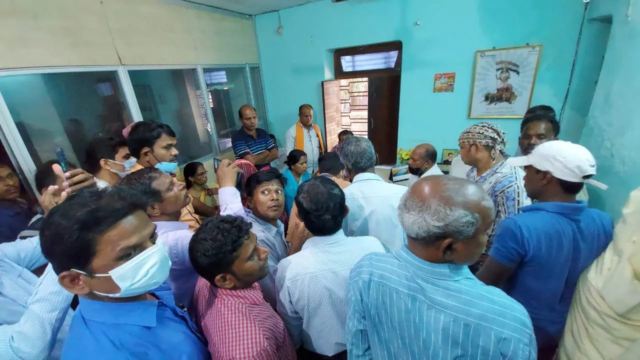  ଟଙ୍କା ଫେରସ୍ତ ଦାବିରେ ସାହାରା ଅଫିସ୍ ଆଗରେ ଜମାକାରୀଙ୍କ ବିକ୍ଷୋଭ