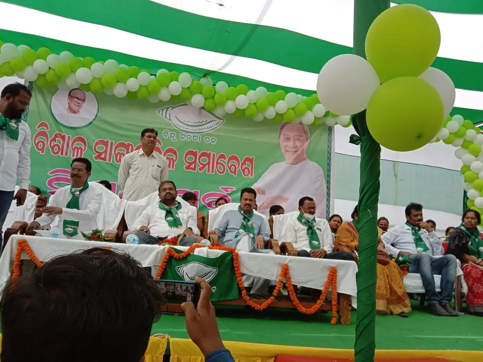  ମାଲକାନଗିରିରେ ମିଶ୍ରଣ ପର୍ବ: ବିଜେଡିରେ ଯୋଗଦେଲେ ୩୦୦ କର୍ମୀ