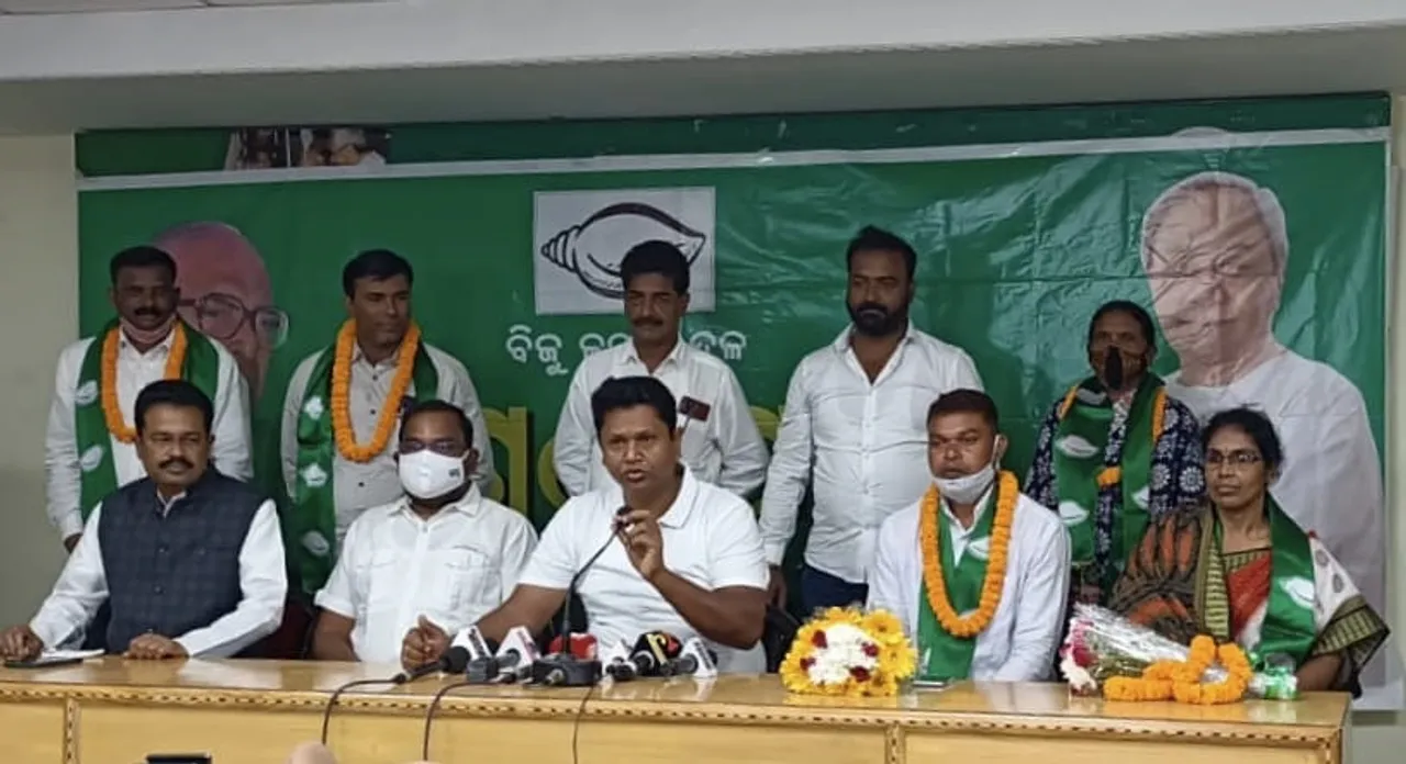  ସମର୍ଥକଙ୍କ ସହ ବିଜେଡିରେ ସାମିଲ ହେଲେ ବିଜେପି ଜିଲ୍ଲା ପରିଷଦ ଉପାଧ୍ୟକ୍ଷା