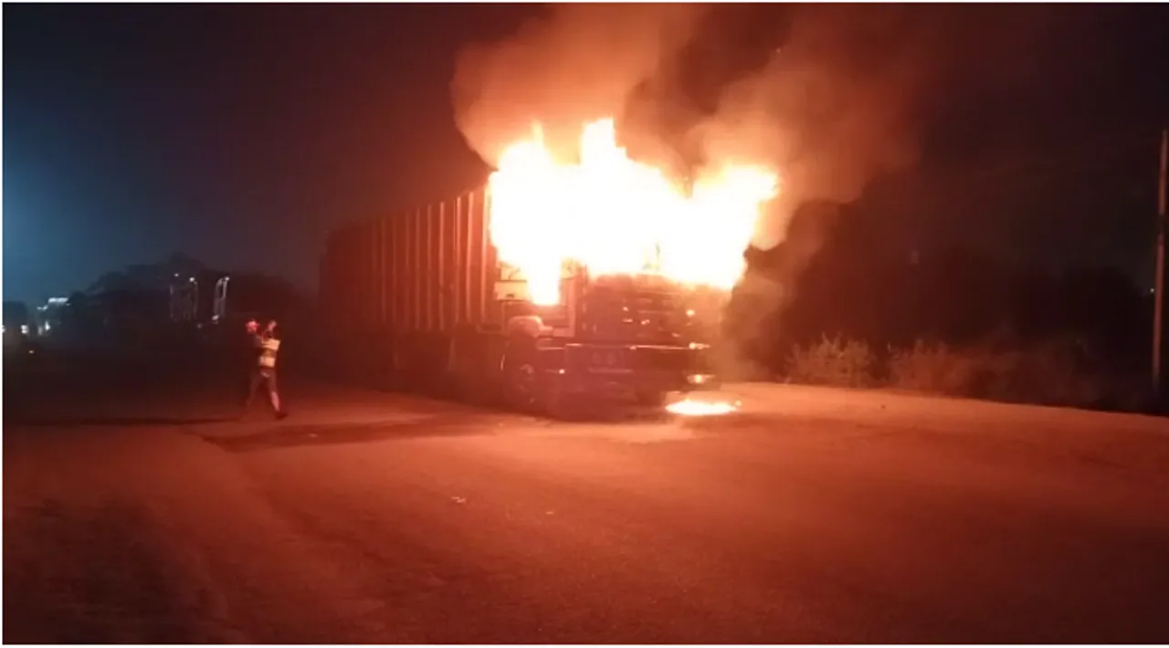  ଝାରସୁଗୁଡ଼ା ବିଟିଏମ୍ ବାଇପାସ୍ ନିକଟରେ ଜଳିଗଲା ଟ୍ରକ୍