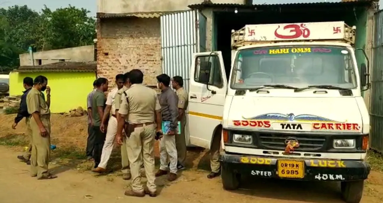  କୁଖ୍ୟାତ ଗଞ୍ଜେଇ ମାଫିଆଙ୍କ ଘରେ ପୁଲିସ ଚଢ଼ଉ, ନଗଦ ୨୦ ଲକ୍ଷ ୫୦ ହଜାର ଜବତ 