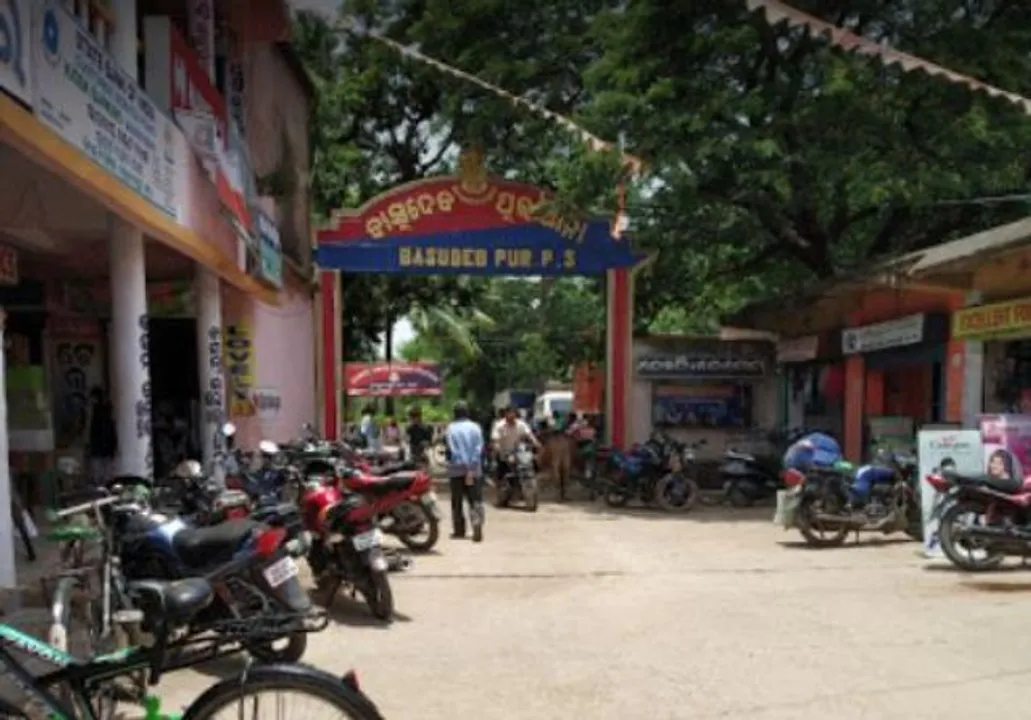  ବାସୁଦେବପୁରରେ ଚାଞ୍ଚଲ୍ୟ: ସୁନା ଦୋକାନୀଙ୍କ ଉପରୁ ଗୁଳିମାଡ଼ କରି ୧୫ ଲକ୍ଷ ଟଙ୍କାର ସୁନା ଗହଣା ଲୁଟିନେଲେ ଦୁର୍ବୃତ୍ତ