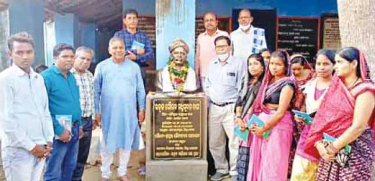  ଛତିଶଗଡ଼ରେ ଓଡ଼ିଆ ସଂସ୍କୃତିର ପ୍ରଚାର, ପ୍ରସାର: ପଡ଼ିଗାଁରେ ସ୍ଥାପନ ହେଲା ଓଡ଼ିଶାର ବରପୁତ୍ରଙ୍କ ପ୍ରତିମୂର୍ତ୍ତି