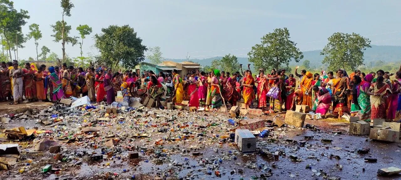  ମଦ ଦୋକାନ ଭାଙ୍ଗିଲେ ମହିଳା, ୩୦ ଲକ୍ଷରୁ ଅଧିକ ଟଙ୍କାର ମଦ ନଷ୍ଟ